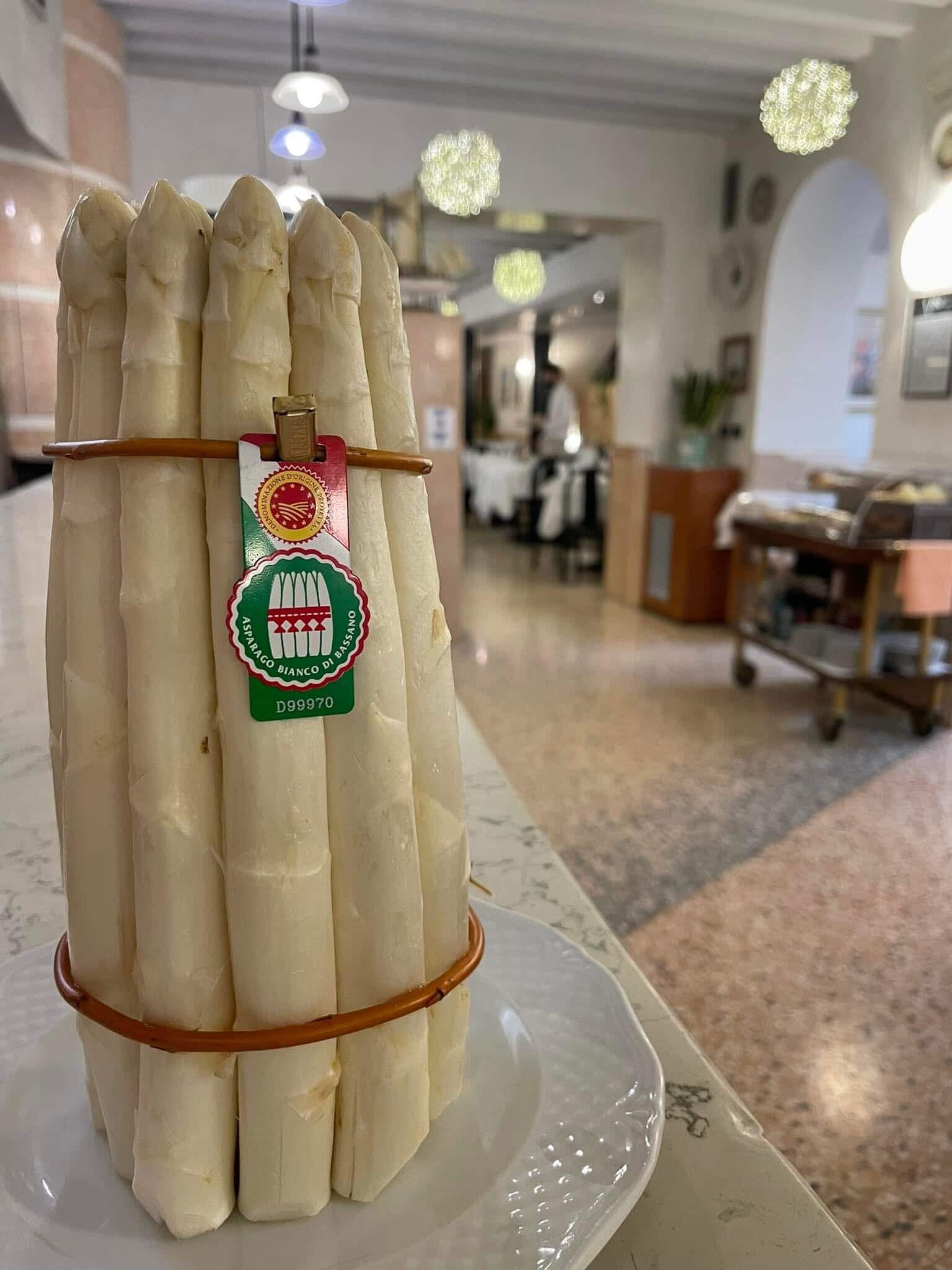 Asparagi in primo piano su un tavolo